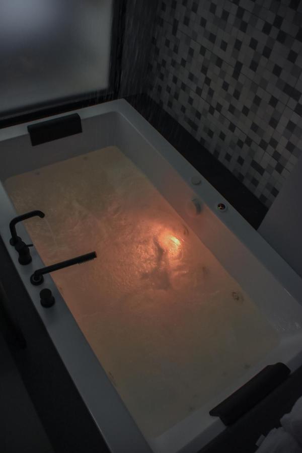 Dislocati Bnb - Jacuzzi Privata - Cucina - Tv60" - Minimal Luxury Marigliano Exterior foto